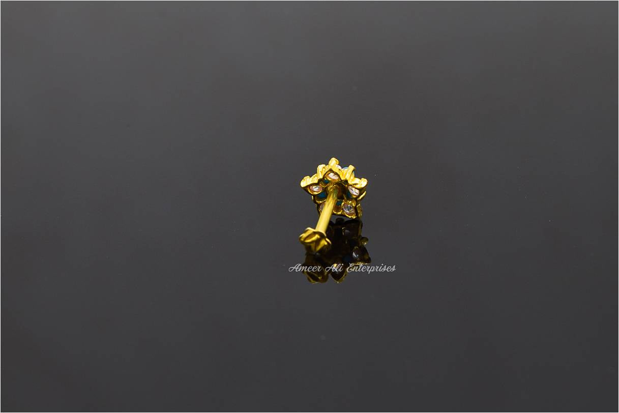 AAE 6930 Gold Nose Pin, Stone: Zircon & Feroza